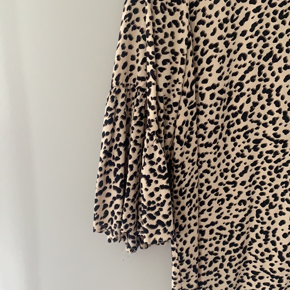 Leopard print flutter sleeve blouse - Picture 2 of 4
